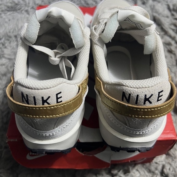 Nike Waffle Debut Shoes Womens Size 7 Gold White Athletic Trainers Sneakers - Picture 3 of 4